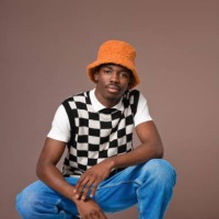 jeune homme confiant sur fond brun - fashion photos et images de collection