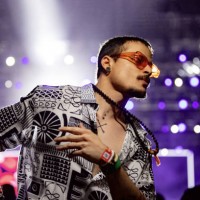 jeune homme hipster dansant lors d’un concert de musique nocturne. - concert photos et images de collection