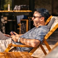 jeune homme se relaxant sur la chaise longue dans la cour arrière - garden decoration photos et images de collection