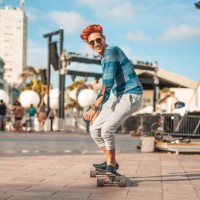 jeune skateboarder avec une longue planche dans marco zero, recife, pernambuco. - fashion photos et images de collection