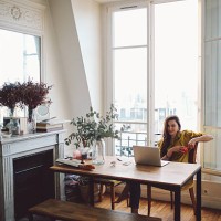 jeune travailleur indépendant femme se détendant dans son appartement parisien - home decoration photos et images de collection