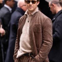 Joe Alwyn arrives at the Giorgio Armani fashion show during the Milan Menswear Fall/Winter 2025 - 2026 Fashion Week on January 20, 2025 in Milan,...
