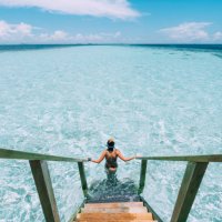 jonge volwassen vrouw verhuizen naar beneden naar de zee - travel stockfoto's en -beelden