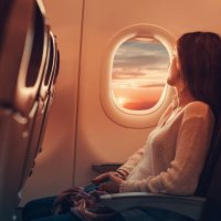 jonge vrouw die naar frankrijk vliegen - travel stockfoto's en -beelden