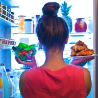 jonge vrouw maken van keuzes voor een gezonde salade of junk food gebakken kip - food stockfoto's en -beelden