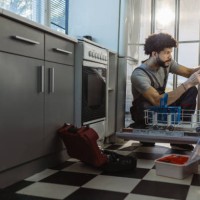 joven manitas latino repara el lavavajillas en la cocina del cliente - home decoration fotografías e imágenes de stock