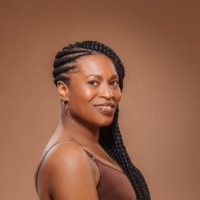 joven negra en el estudio como ejemplo de diversidad y cuidado saludable de la piel - hairstyle fotografías e imágenes de stock
