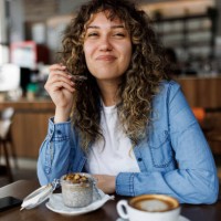 joven sonriente comiendo pudín de chía para el desayuno en la cafetería - food fotografías e imágenes de stock