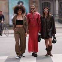 Julia Dalia is seen wearing a brown hairband, large aviator sunglasses with golden metal frame and brown lenses, chunky golden hoop earrings, a fine...