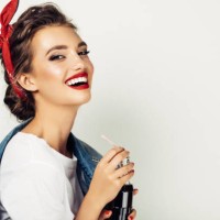 junge elegante frau trinken cola - fashion stock-fotos und bilder