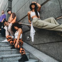 junge erwachsene tänzer in der stadt auf einer modernen treppe - fashion stock-fotos und bilder