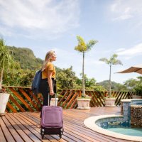 junge frau ankunft in einem tropischen resort für ihren urlaub - travel stock-fotos und bilder
