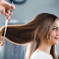 junge frau bei der friseur. - hairstyle stock-fotos und bilder