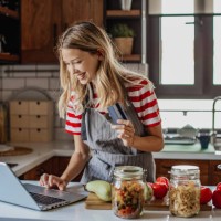 junge frau bestellt lebensmittelzutaten online - food stock-fotos und bilder