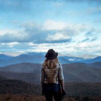junge frau, die durch schöne berge wandern. - travel stock-fotos und bilder