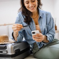 junge frau, die flugtickets online kauft - travel stock-fotos und bilder