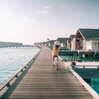 junge frau mit dem fahrrad auf holzsteg auf den malediven - travel stock-fotos und bilder