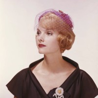 junge frau mit netzförmige gestreute hut, nahaufnahme - fashion stock-fotos und bilder