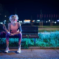 junge frau ruht nach der ausbildung, musik hören und mit handy - fashion stock-fotos und bilder