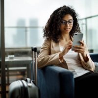 junge geschäftsfrau mit handy - travel stock-fotos und bilder