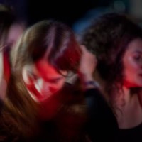 junge leute, die spaß an einem konzert haben - concert stock-fotos und bilder