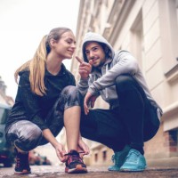 junge paar schuhe zu binden, an straßen - fashion stock-fotos und bilder