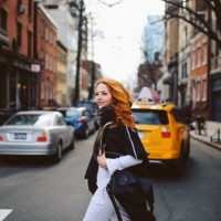 junge rotschopf zu fuß auf den straßen von west village, manhattan, ny - fashion stock-fotos und bilder