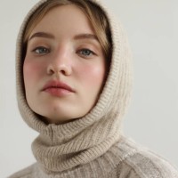 junge schöne frau mit kapuze und pullover - fashion stock-fotos und bilder