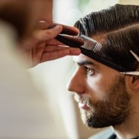 junger mann mit einem haarschnitt im friseursalon. - hairstyle stock-fotos und bilder