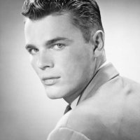 junger mann posieren in studio (b & w), (nahaufnahme), (abbildung - hairstyle stock-fotos und bilder