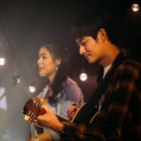 junges paar, das die musik auf der bühne spielt. - concert stock-fotos und bilder