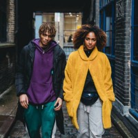 junges paar zu fuß auf der straße - fashion stock-fotos und bilder