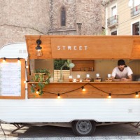 jungunternehmer food truck - junk food stock-fotos und bilder