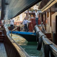 junk culture, sailors look on floating hotels in ha long bay, vietnam - junk food fotografías e imágenes de stock