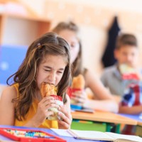 junk food in school - junk food stockfoto's en -beelden