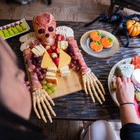 köchin bereitet ein leckeres käsebrett für halloween zu - food stock-fotos und bilder