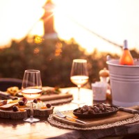 käse und weinplatte - food stock-fotos und bilder