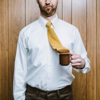 kantoor werknemer ongeval met stropdas gedoopt in koffie mok - coffee stockfoto's en -beelden