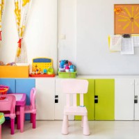 kindergarten classroom with table and colorful chairs - home decoration stockfoto's en -beelden