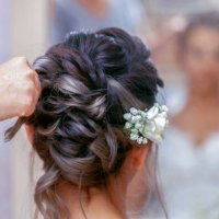 klaar voor de gelukkigste dag van haar leven - hairstyle stockfoto's en -beelden