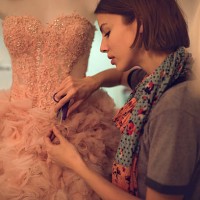 kleidung designer schneiden material auf ein kleid in werkstatt. - fashion stock-fotos und bilder