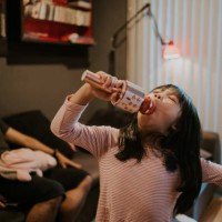 kleines mädchen denkt, sie ist ein superstar im wohnzimmer - stockfoto - concert stock-fotos und bilder