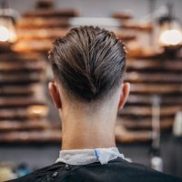 knappe mens met modern kapsel - hairstyle stockfoto's en -beelden