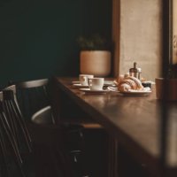koffie en croissants voor twee - coffee stockfoto's en -beelden