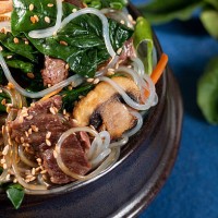 korean japchae - junk food stock-fotos und bilder