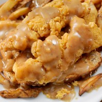 krokante kip strip sandwich met huis gesneden frietjes en jus - junk food stockfoto's en -beelden