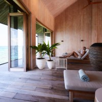 lächelnde frau mit handy beim entspannen im touristenresort. - home decoration stock-fotos und bilder