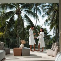 lächelndes paar entspannt sich auf einem balkon - travel stock-fotos und bilder