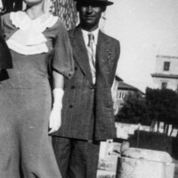 élégant couple habillé ayant du plaisir à visiter rome dans les années 1930. italie. - fashion photos et images de collection