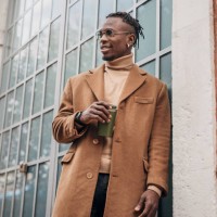 l’homme afro-américain moderne buvant le café à emporter le café à l’extérieur dans la ville - fashion photos et images de collection